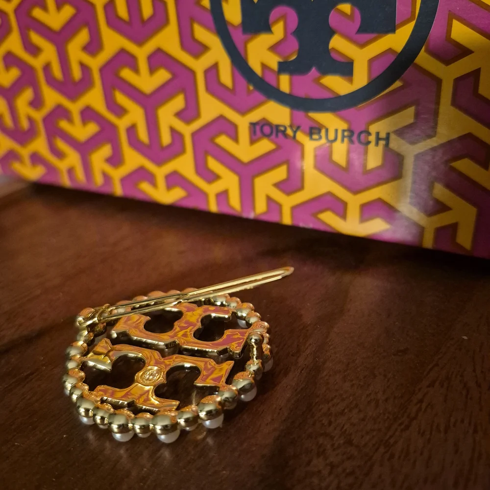 Tory Burch Pearl Logo Hair Clip - Gold & White
